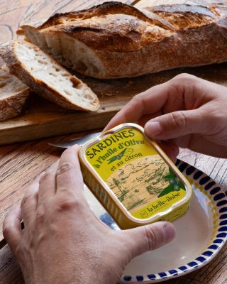 🐟🍇 Tipy pro kombinování konzervovaných sardinek s vínem Sardinky si skvěle rozumí s lehkými, svěžími víny. 🌊 Pokud chcete...